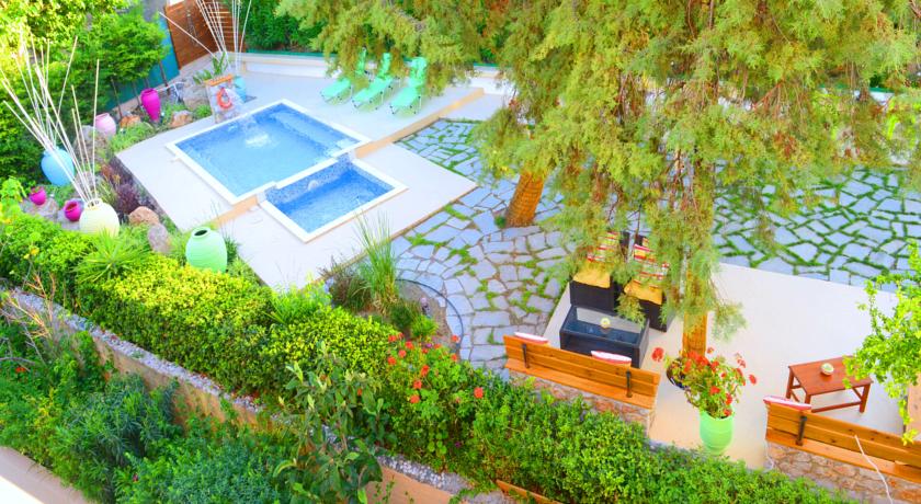 Zwembad en terras van Stavris Studios Rhodos