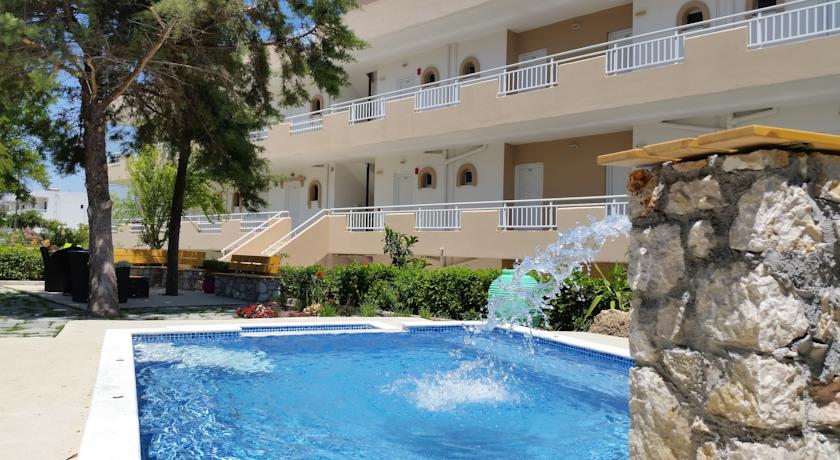 Zwembad van Stavris Studios Rhodos