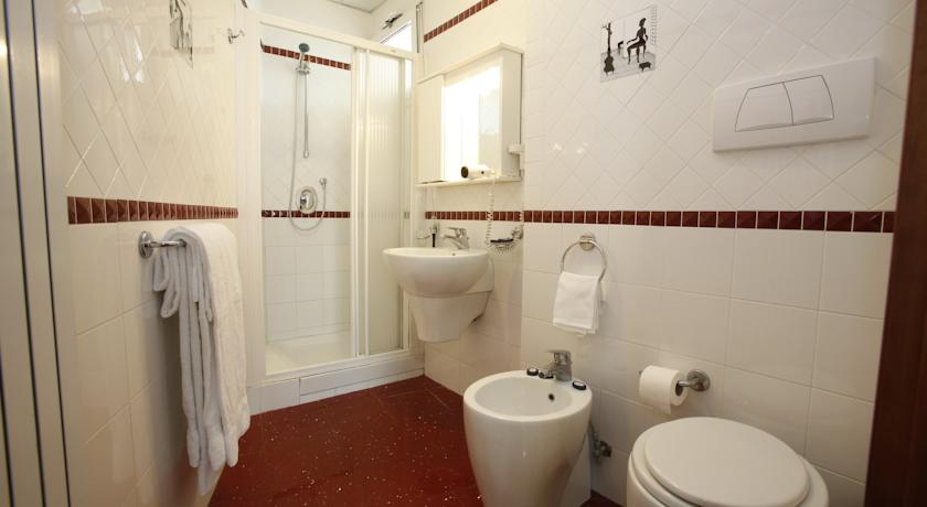 Badkamer in kamer van Hotel Adriatic in Rome