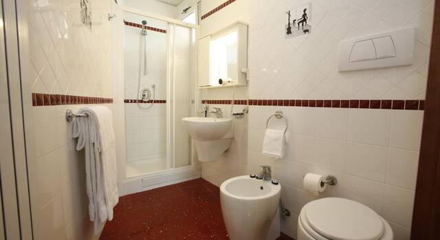 Badkamer in kamer van Hotel Adriatic in Rome