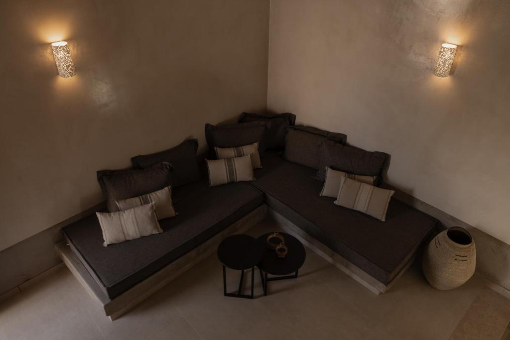 Momi Slow Living Hotel - loungehoek met kussens