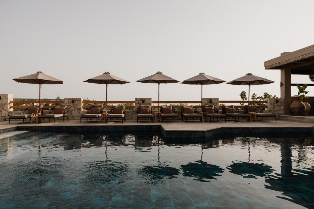 Momi Slow Living Hotel - zwembad met parasols