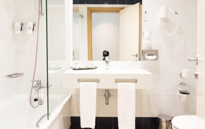 Badkamer van een tweepersoonskamer van Hotel Legendary in Porto