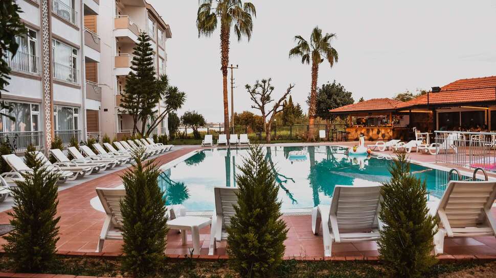 New Garden Luna Side Apart Hotel