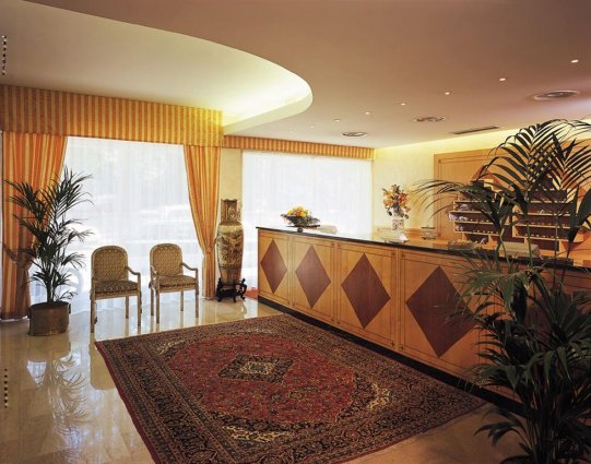 De receptie van Hotel Qualys Nasco Milaan