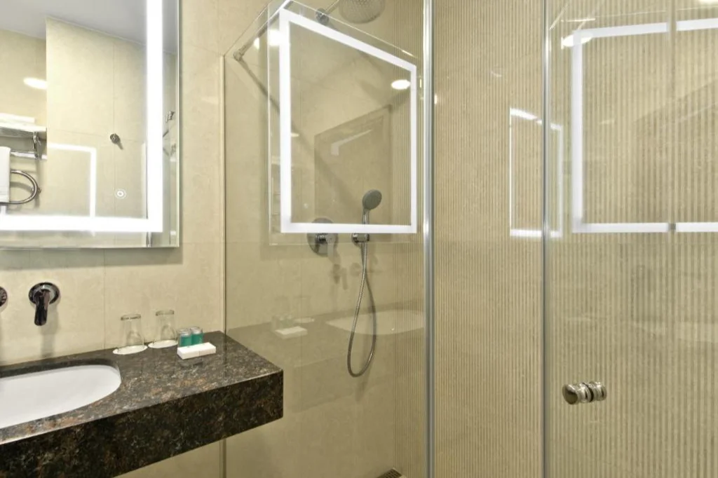 Badkamer met douche Congress Avenue Vilnius