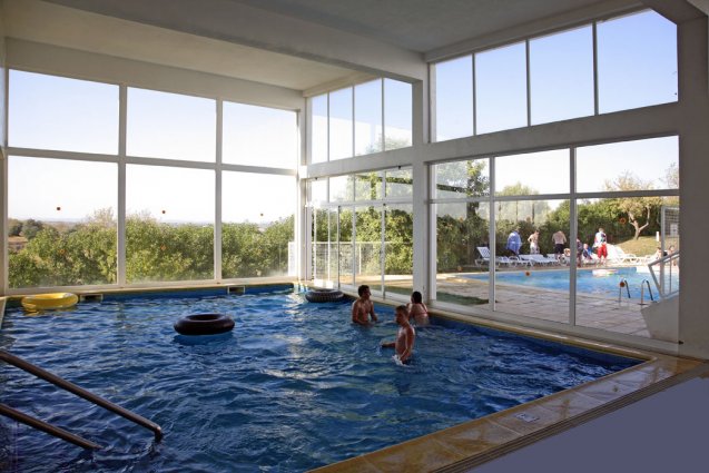 Binnenzwembad van appartementen Pateo Village in de Algarve