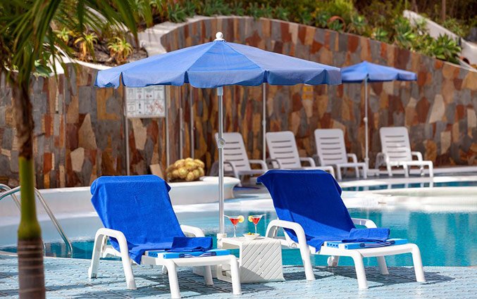 Ligbedden aan het zwembad bij Aparthotel MUR Buenos Aires Gran Canaria