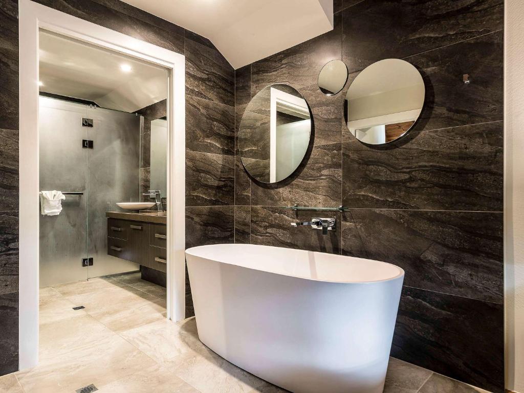 Eigen badkamer in Grand Mercure Puka Park Resort