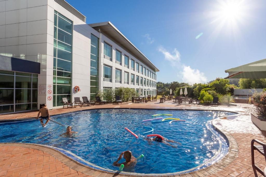 Buitenzwembad bij Rydges Rotorua