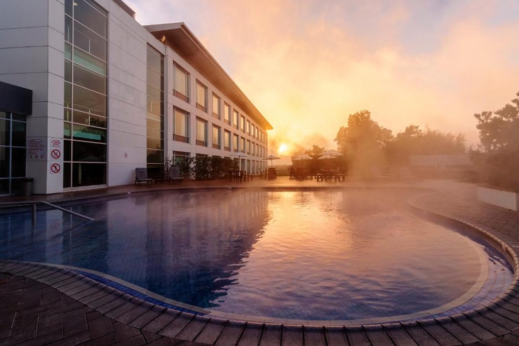 Buitenzwembad bij Rydges Rotorua