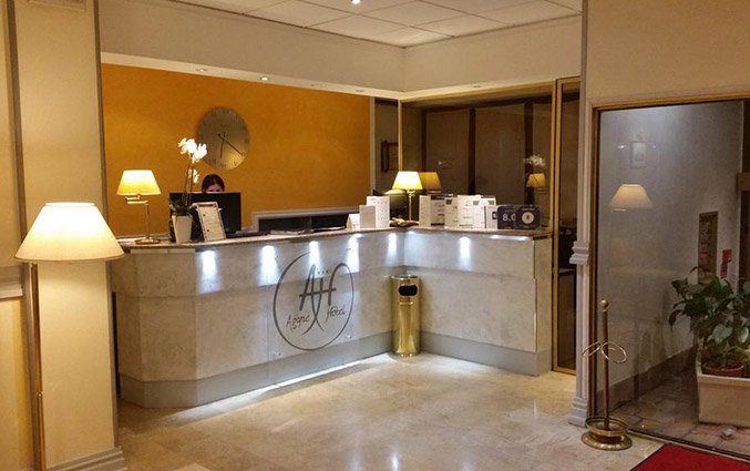 Receptie van Hotel Agape in Milaan