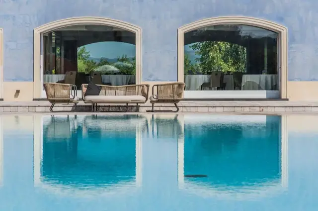 Villa Neri Resort and Spa zitplekken bij zwembad 