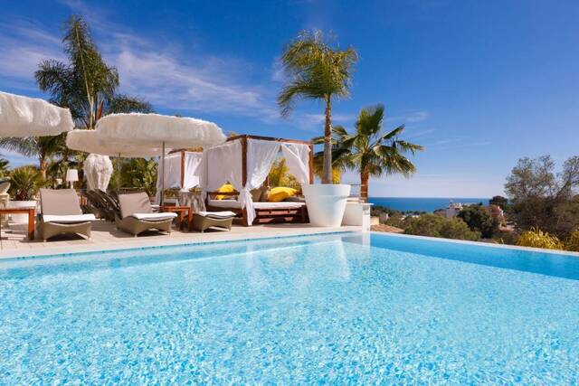 Portals Hills Boutique Hotel - infinitypool met palmbomen