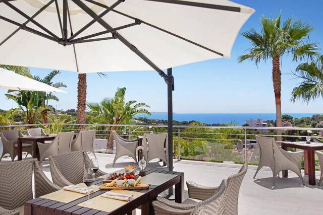 Portals Hills Boutique Hotel - loungeterras met zeezicht