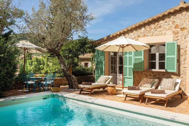La Residencia, A Belmond Hotel - zwembad met ligbedden bij het landhuis