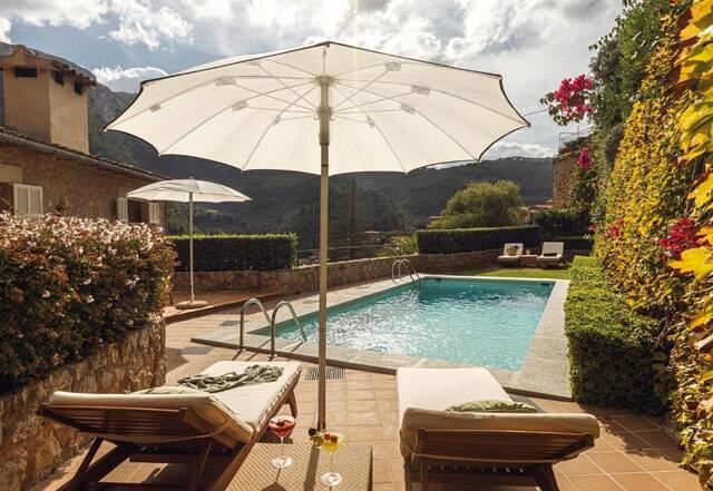 La Residencia, A Belmond Hotel - zwembad met ligbedden