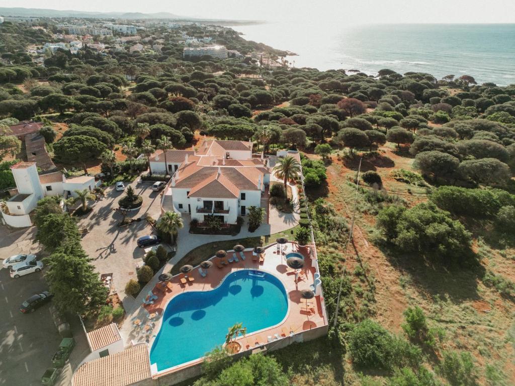 Casa Velha Apartments - luchtfoto van het complex aan de kust