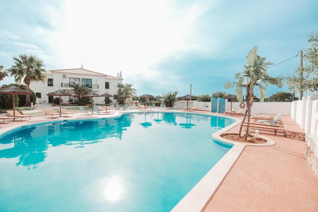 Casa Velha Apartments - zwembad met ligbedden