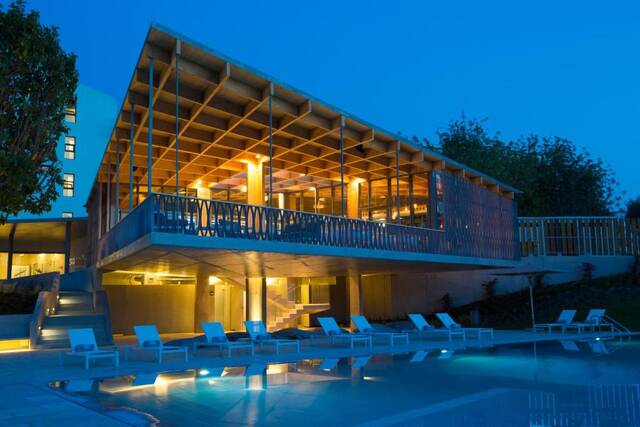 OZADI Tavira Hotel - hoofdgebouw met zwembad in de avond