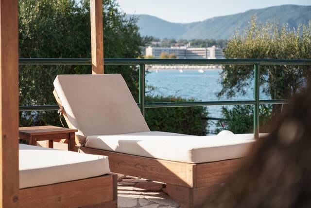 Saint Nicholas Beach Resort - balkon met ligbed en zeezicht