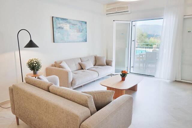 Saint Nicholas Beach Resort - woonkamer met balkon