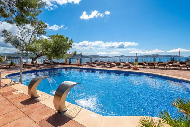 Hotel Cala Fornells - buitenzwembad met zeezicht