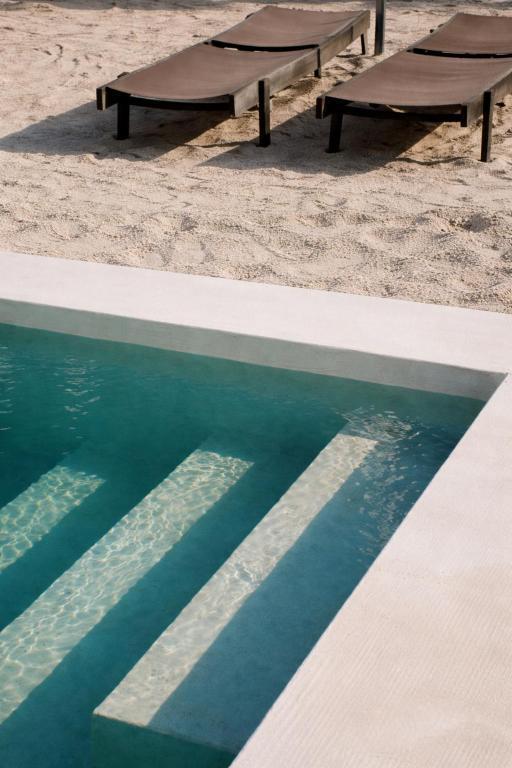 Hotel Porta Ksamil - zwembad bij het strand