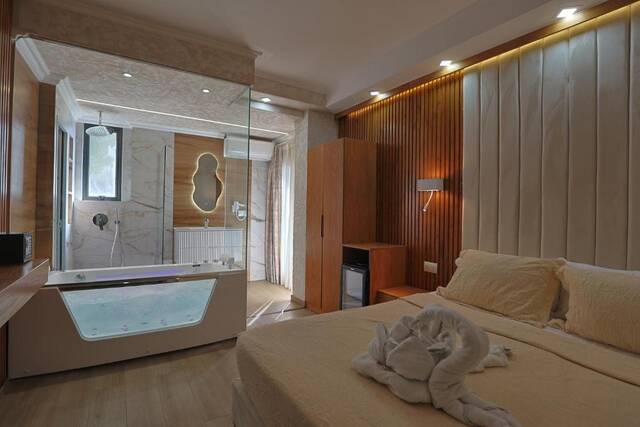 Ilio Boutique Hotel - slaapkamer met bubbelbad