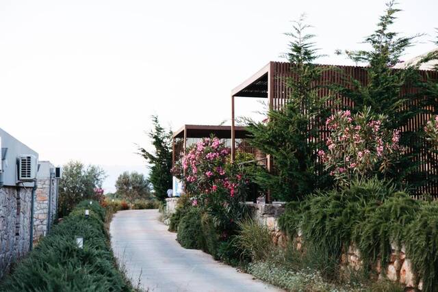 ARAMERAS Resort - tuinpad met bloemen