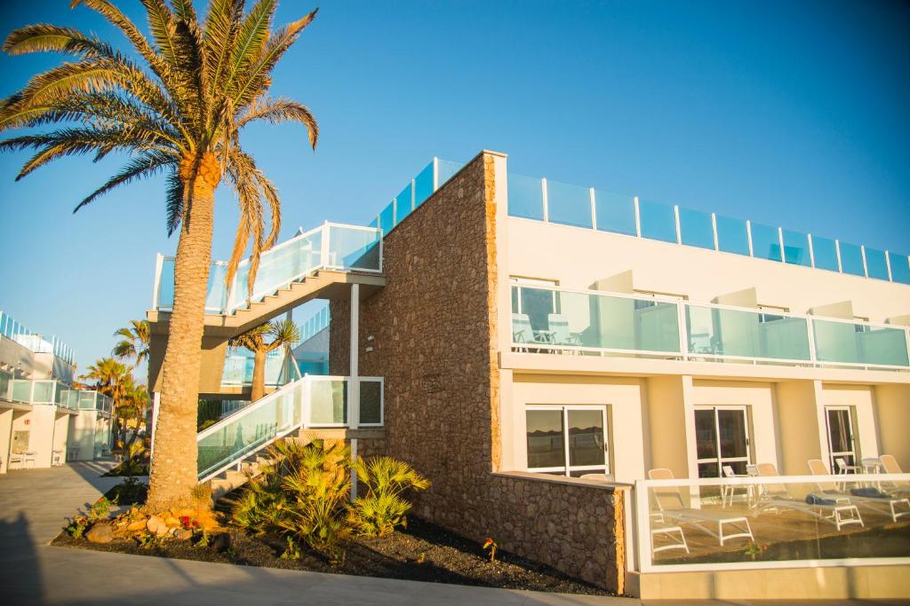 Hotel Boutique TAO Caleta Mar - gevel met palmboom