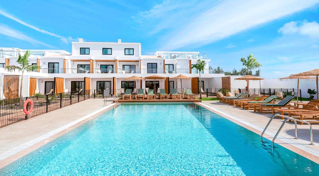 Shambhala Fuerteventura - lang zwembad langs het gebouw