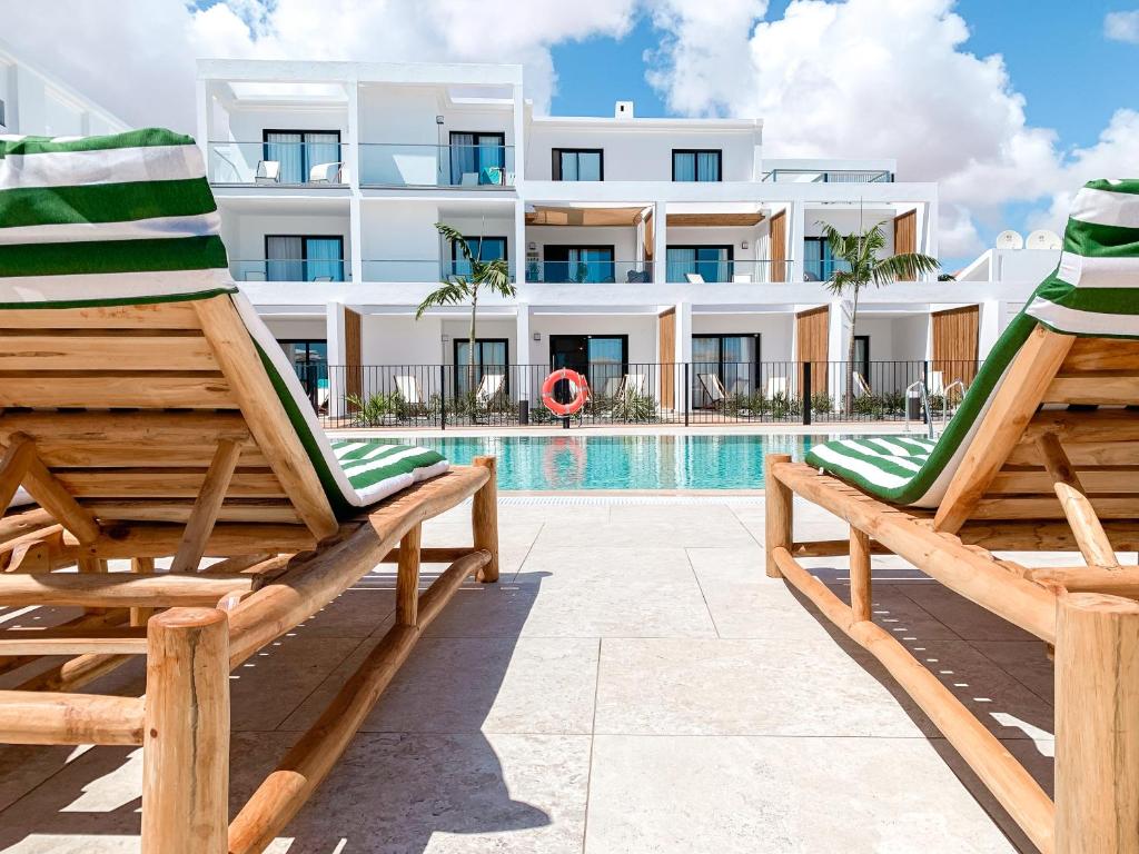 Shambhala Fuerteventura - zwembad met ligbedden