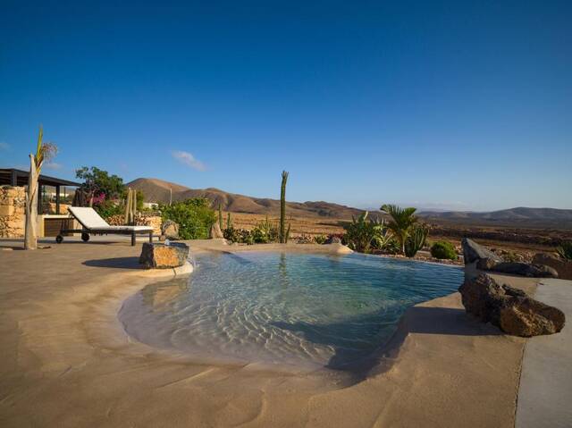 Alma Calma Hotel Rural - zwembad met ligbed