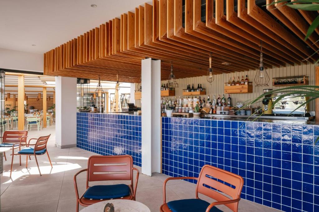 ZEL Fuerteventura - bar met blauwe tegels