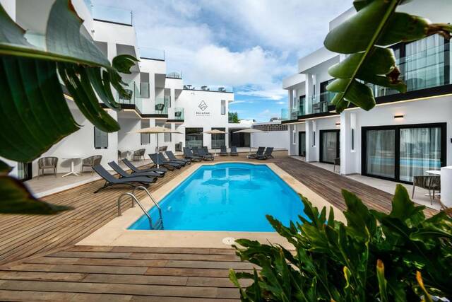 Saladar Suites Boutique - zwembad met houten terras
