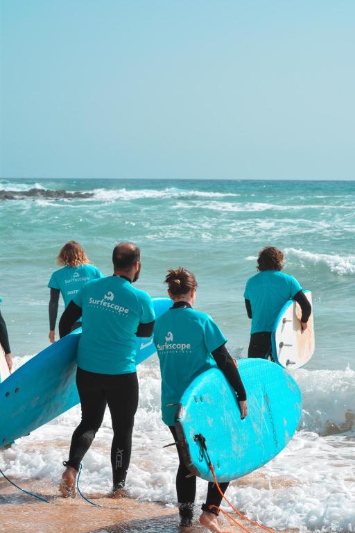 El Patio de Lajares - surfers lopen naar zee