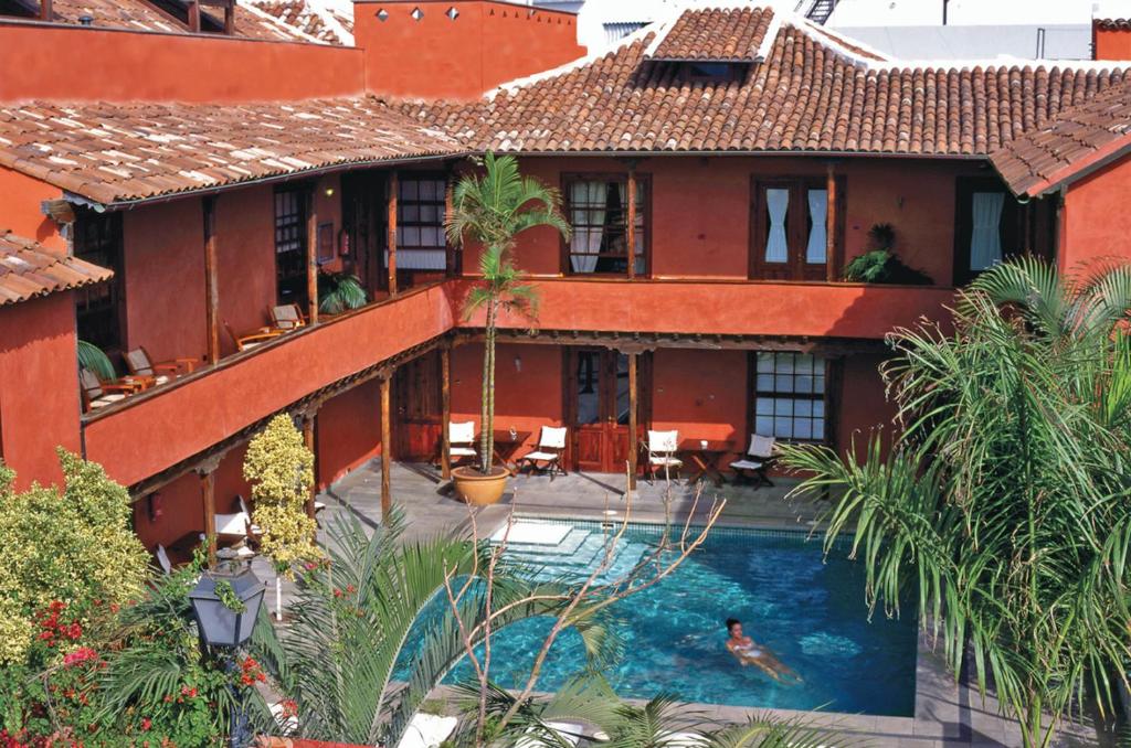 Boutique Hotel San Roque - patio met zwembad