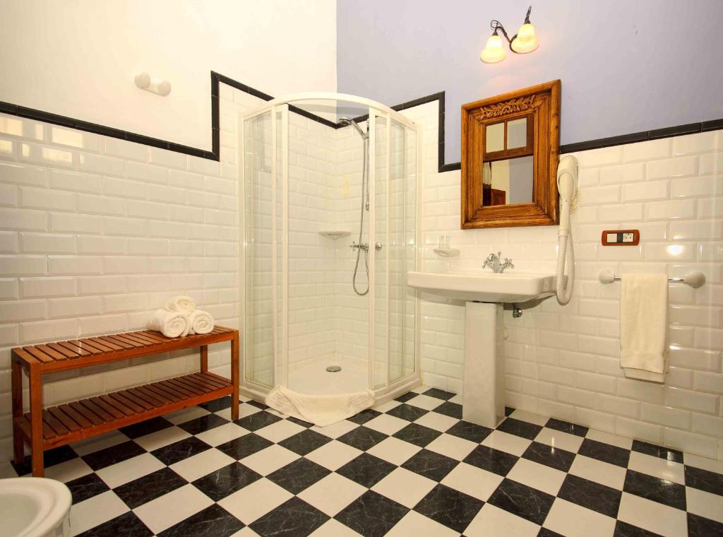 Casa Rural Villa Lola y Juan - badkamer met douche