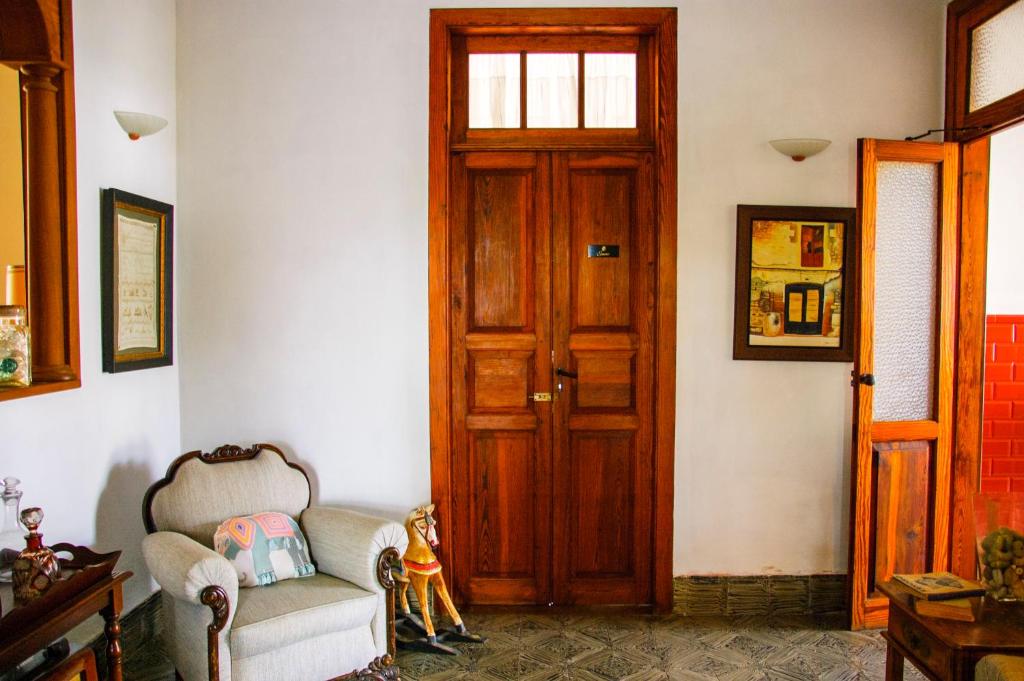 Casa Rural Villa Lola y Juan - hal met houten deuren