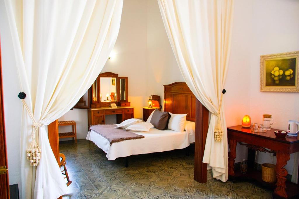 Casa Rural Villa Lola y Juan - slaapkamer met hemelbed