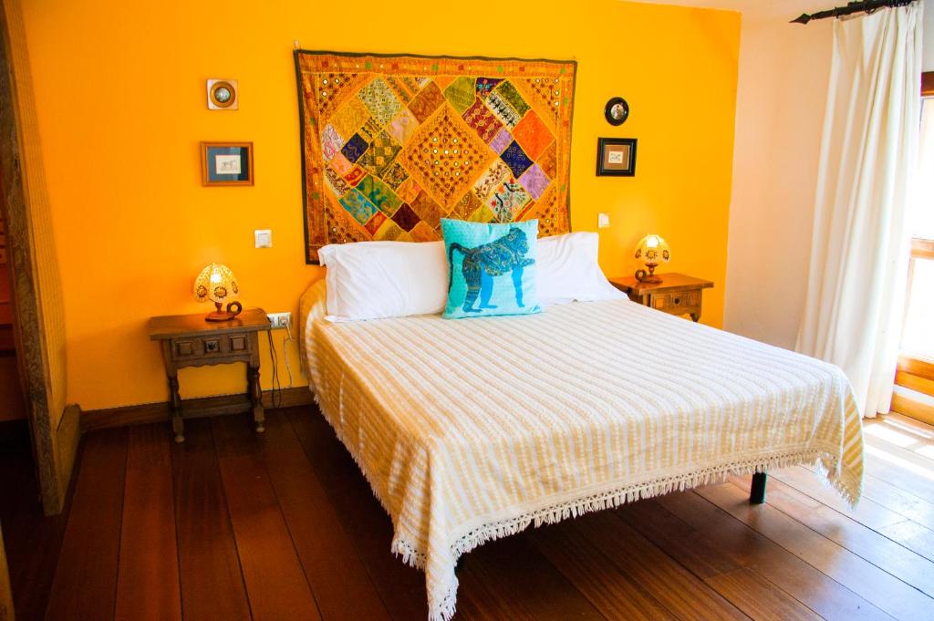 Casa Rural Villa Lola y Juan - slaapkamer met oranje wand