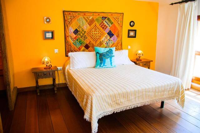 Casa Rural Villa Lola y Juan - slaapkamer met oranje wand