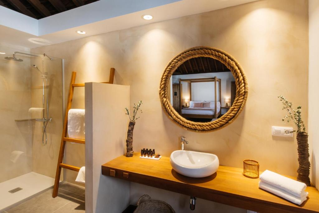 Hotel Boutique Palacio Ico - badkamer met ronde spiegel