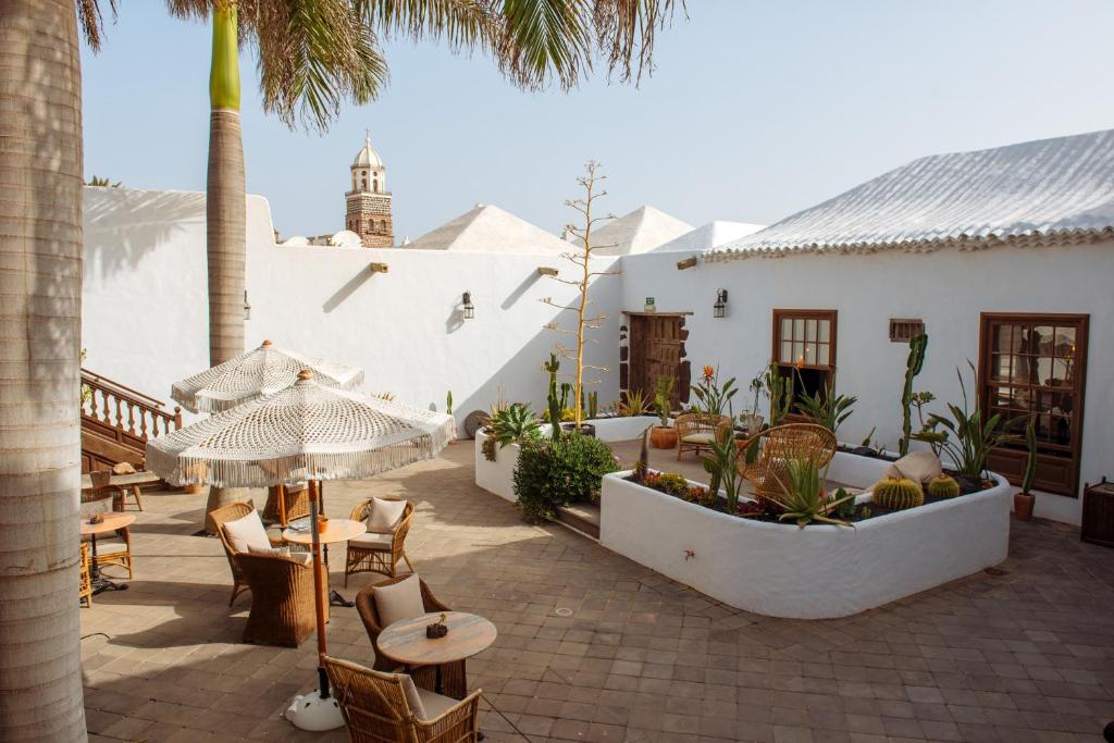Hotel Boutique Palacio Ico - terras met parasols