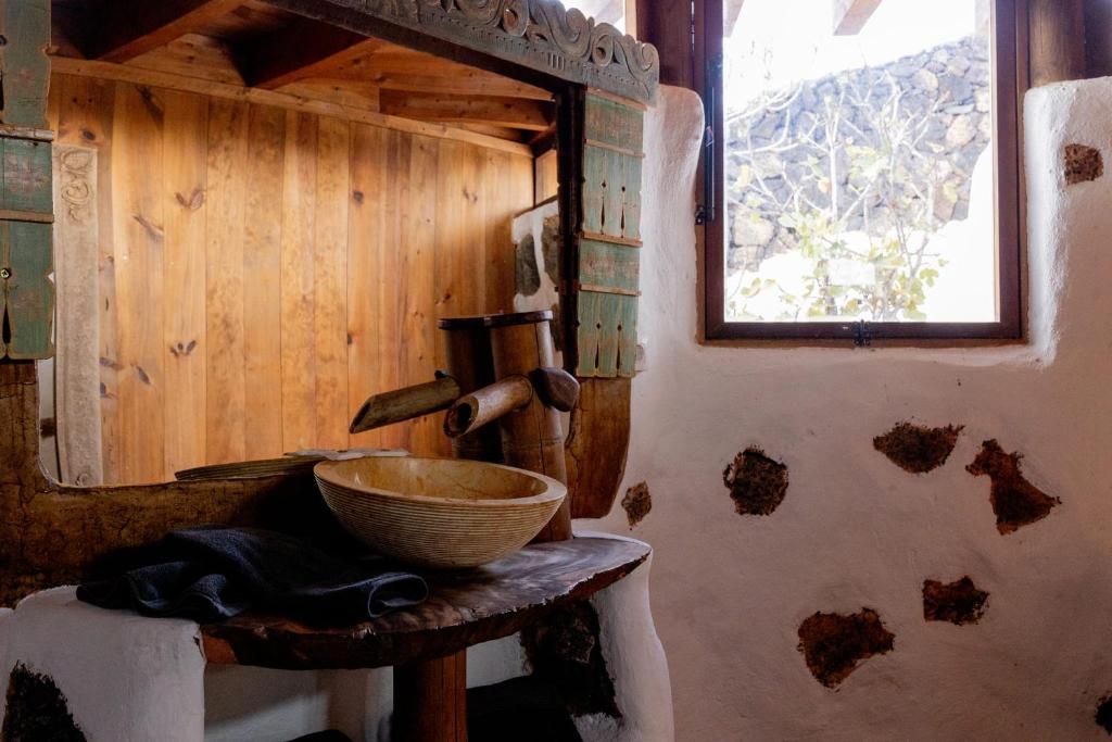 Finca Tomaren - badkamer met houten wastafel
