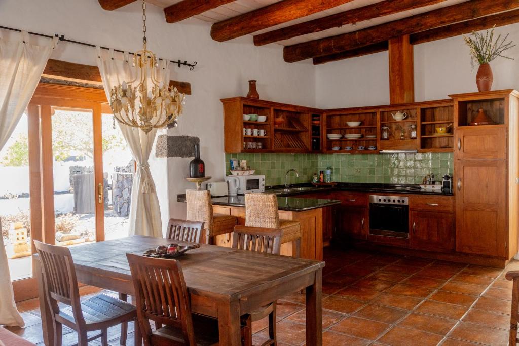 Finca Tomaren - eetkamer met open keuken
