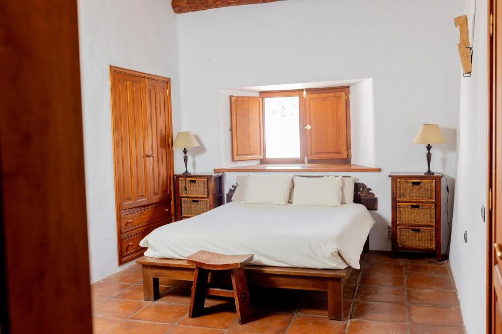 Finca Tomaren - slaapkamer met houten meubels