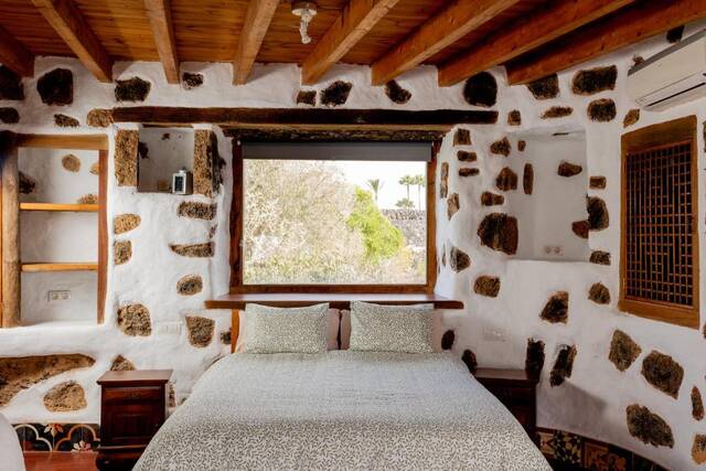 Finca Tomaren - slaapkamer met vulkaansteen