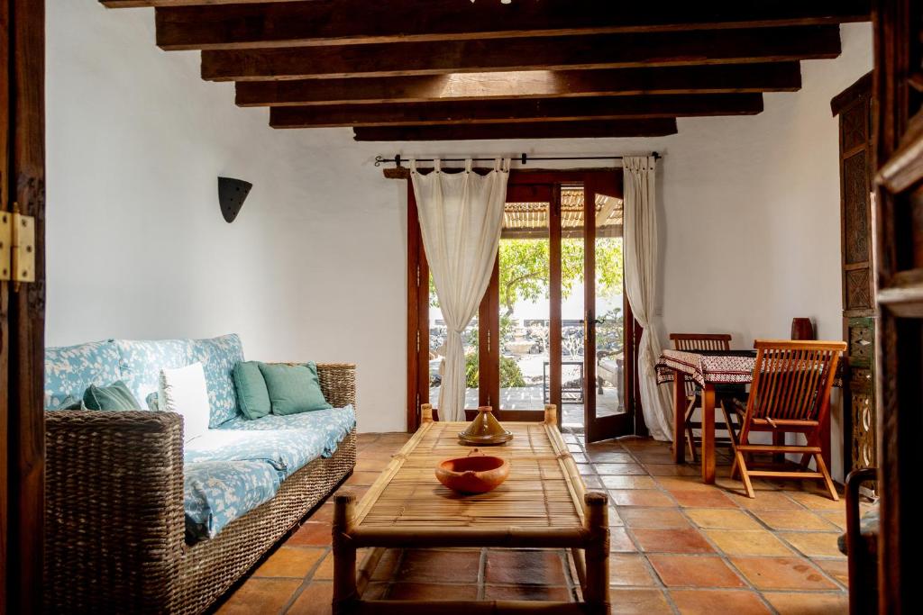Finca Tomaren - woonkamer met terrasdeuren